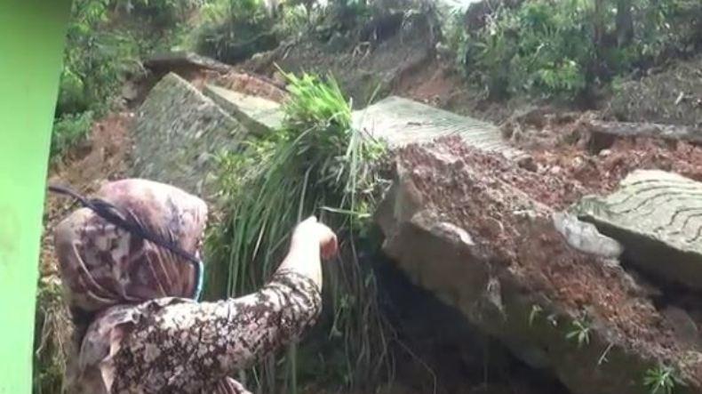 Tebing Longsor di Banjarnegara Menimpa 3 Rumah 