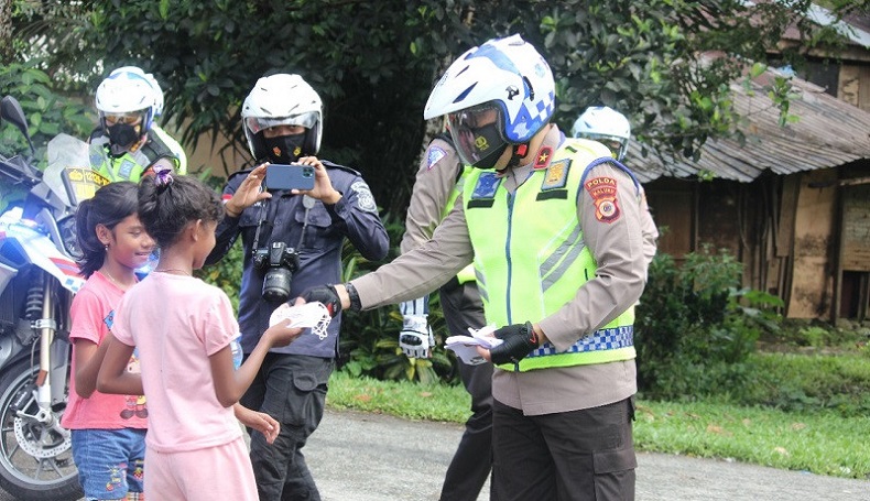 Pimpin Patroli Kamtibmas, Wakapolda Maluku Bagikan Masker