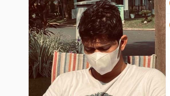 Positif Covid-19, Iko Uwais Diawasi Ketat Tim Dokter