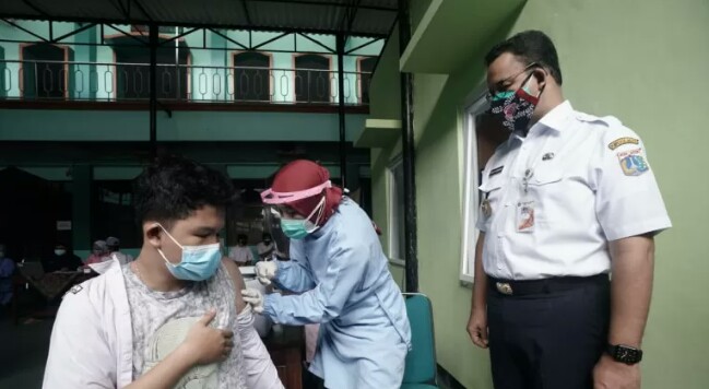 Pantau Vaksinasi Covid-19 Anak di Sekolah, Anies: Harus Tetap Pakai Masker