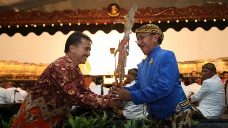 Roy Suryo Kenang Ki Manteb Sudharsono Pentaskan Lakon Petruk Dadi Ratu