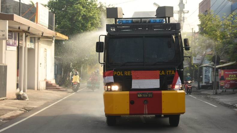 Jelang PPKM Darurat, Polresta Solo Gelar Penyemprotan Disinfektan 