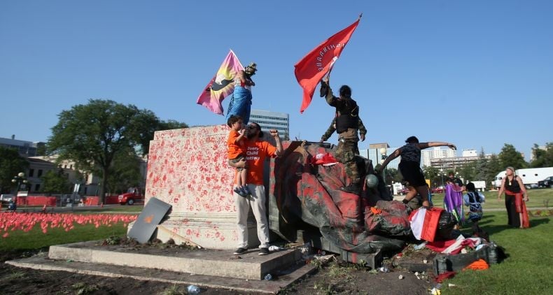 Patung Ratu Elizabeth II dan Victoria Dirobohkan terkait Temuan Ratusan Kuburan Anak-Anak