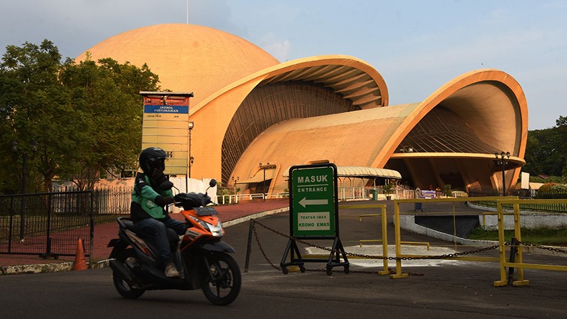 Ribuan Pelancong Serbu Kawasan TMII di Libur Natal 2021
