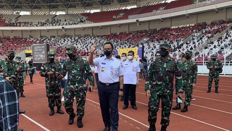 Pakai Seragam Dinas, Anies Pantau Vaksinasi Covid-19 di Stadion GBK
