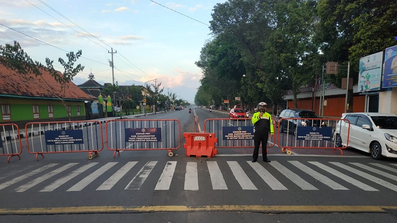 Polisi Tutup Akses Keluar Masuk Karanganyar Pukul 17.00 hingga 6.00 WIB selama PPKM Darurat