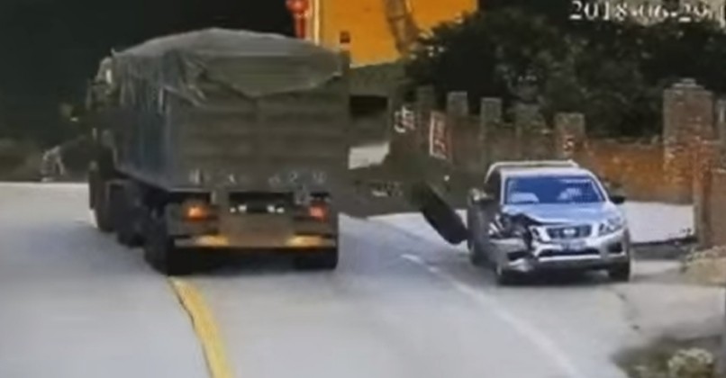 Rekaman CCTV 2 Ban Truk Copot Timpa Nissan Navara hingga Ringsek 