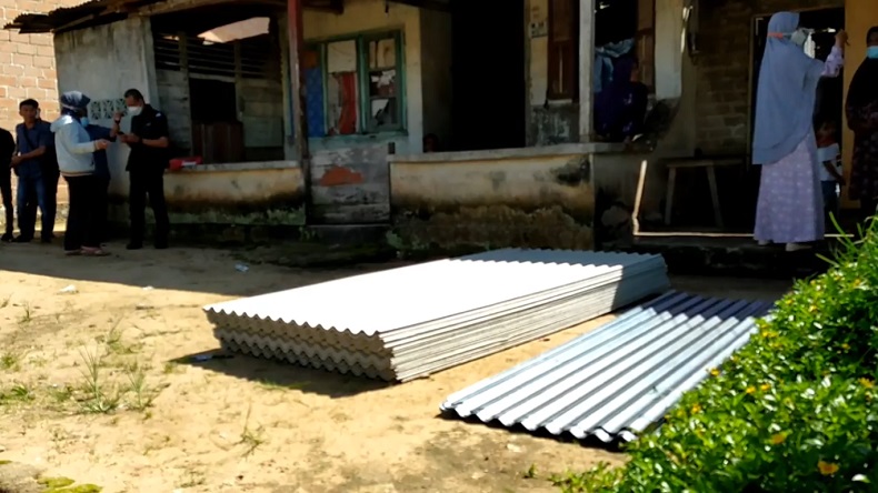 Warga Pesisir Pantai Toboali Korban Angin Kencang Terima Bantuan