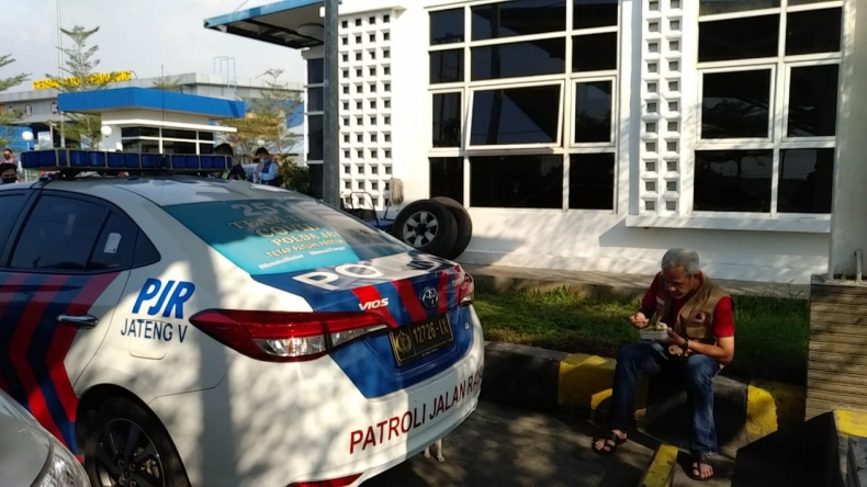 Lahap, Begini Penampakan Gubernur Ganjar Makan Bekal di Parkiran