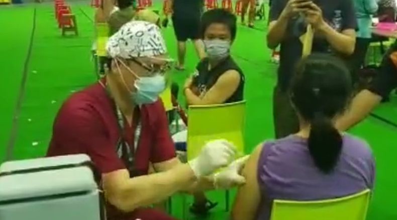 Dokter Indonesia Viral di Malaysia Gara-Gara Suntik Vaksin Covid 7 Orang dalam 2 Menit