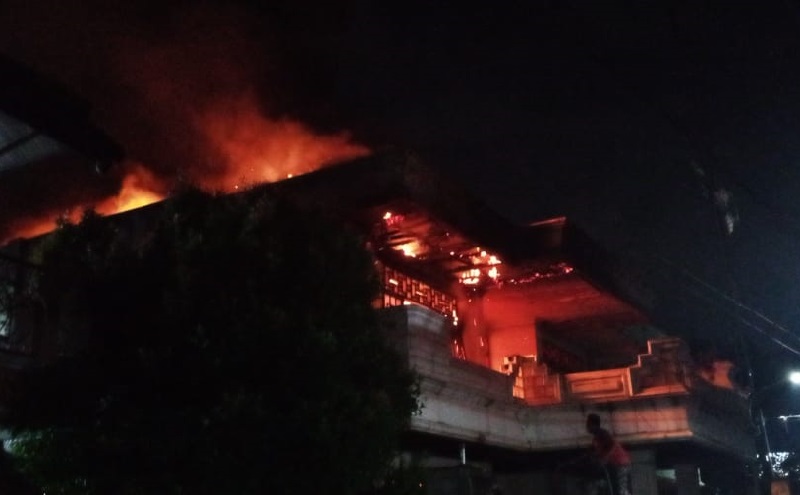 Kebakaran Landa Rumah 2 Lantai di Jakarta Timur, 11 Unit Mobil Damkar Dikerahkan