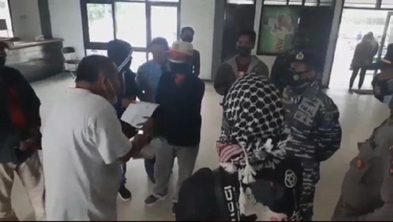 Ribut karena PPKM Darurat, Ratusan Penumpang Feri Telantar di Pelabuhan Situbondo