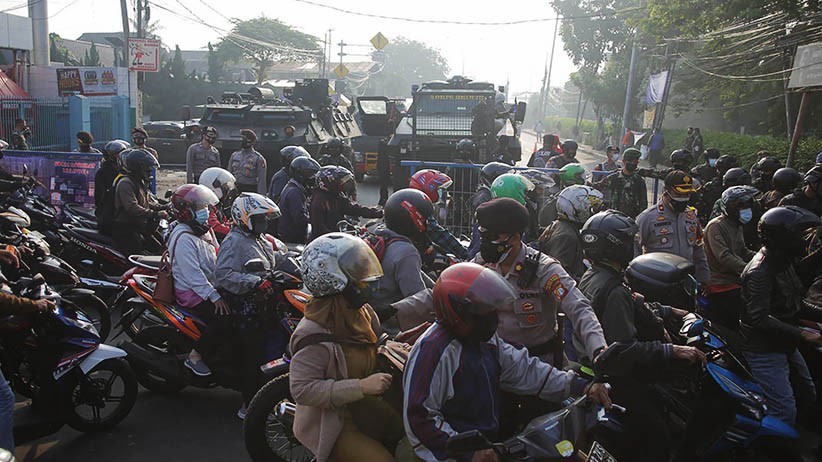 Kendaraan Lapis Baja Dikerahkan di Pos PPKM Darurat, Netizen: Kayak Mau Perang