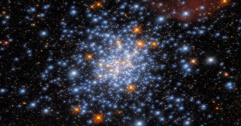 Hubble Jepret Gugusan Bintang, Gambar Bernuansa Warna Merah, Putih, dan Biru