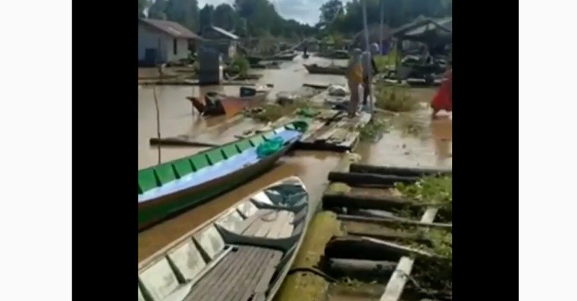 Keunikan Sungai Mahakam, saat Surut Ikan Muncul ke Permukaan dan Menjadi Berkah