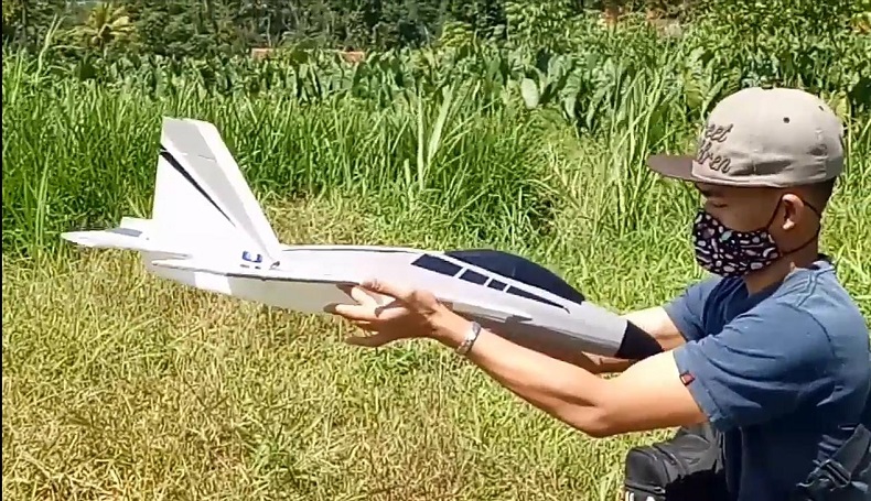 Sopir Angkot di Sumedang Rakit Pesawat Aeromodeling secara Autodidak