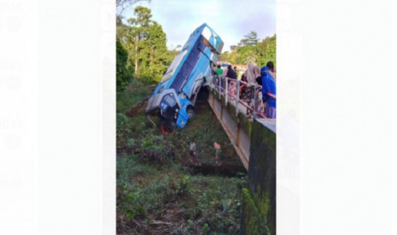 Bus Damri Pontianak Nyungsep Tabrak Jembatan, Seluruh Penumpang Selamat