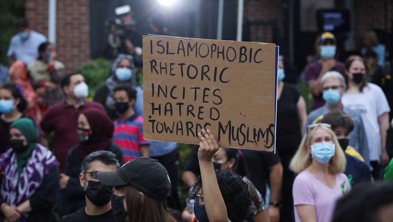 Bangunan Masjid di Paris Dicoret Tulisan Anti-Islam