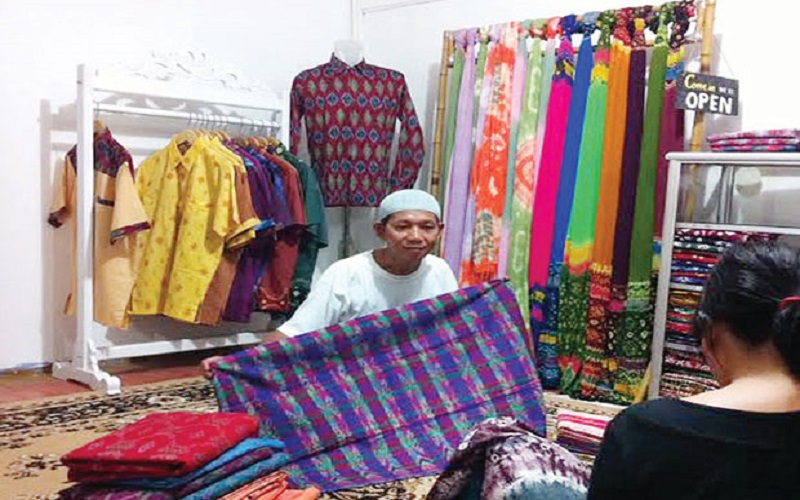 Mengenal Lebih Dekat Kerajinan Tenun Tajung Khas Palembang 