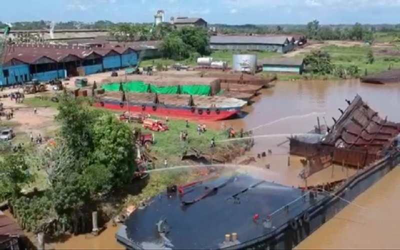 Detik-Detik Kapal Tongkang Meledak, Warga Sempat Kira Ada Gempa Bumi