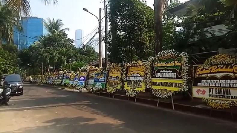 Sederet Karangan Bunga di Rumah Duka Harmoko, dari Jokowi hingga Sandiaga Uno