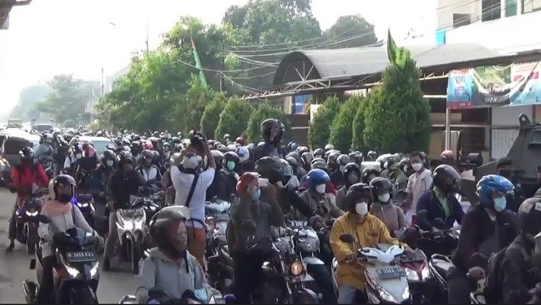 Penyekatan PPKM Darurat, Ratusan Kendaraan Terjebak Macet di Jalan Kalimalang 
