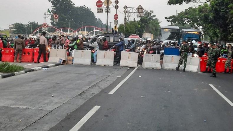 Penyekatan di Posko PPKM Darurat Kalideres, Lalu Lintas Padat