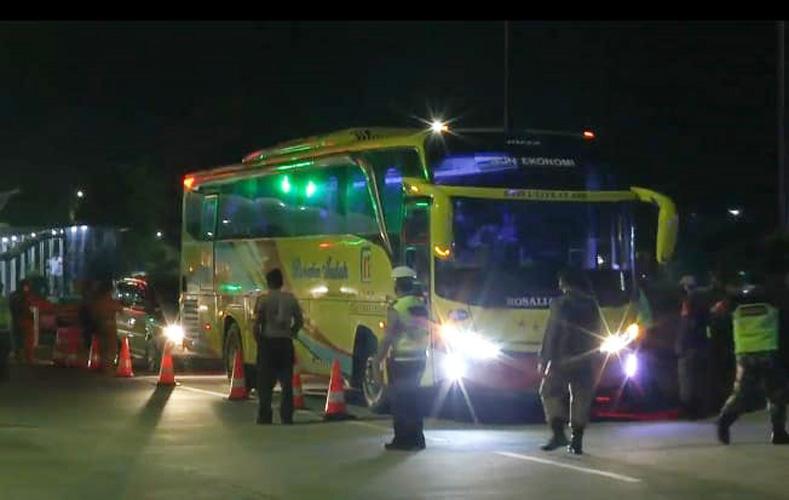 Penyekatan di Gerbang Tol Weleri Kendal, Ratusan Kendaraan Dipaksa Putar Balik