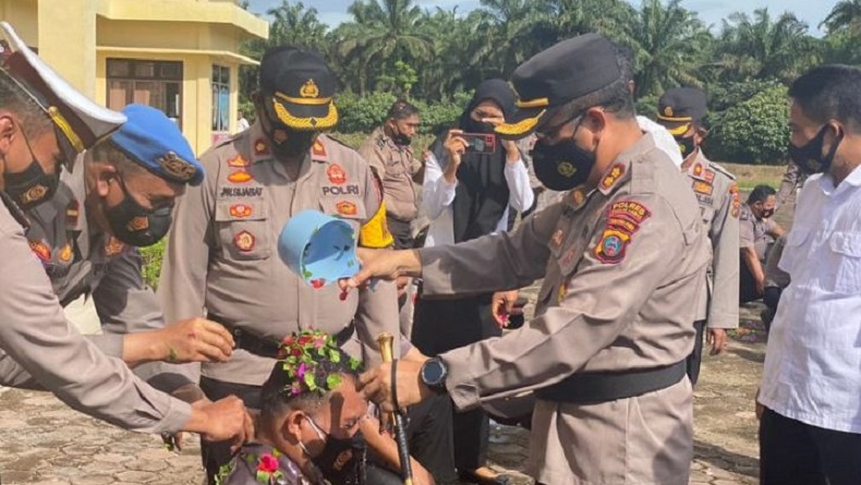 Naik Pangkat, 17 Personel Polres Padanglawas Disiram Air Kembang