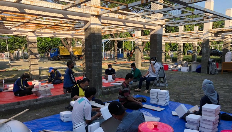 Mensos Risma Dirikan Dapur Umum di Surabaya   