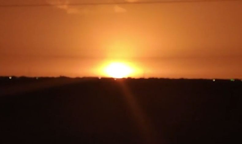 Viral, Ledakan Dahsyat Misterius di Laut Ubah Langit Malam Jadi Oranye