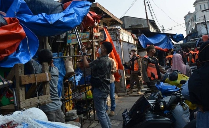 Nekat Buka saat PPKM Darurat, Sejumlah Kios di Sekitar Blok G Pasar Tanah Abang Ditutup