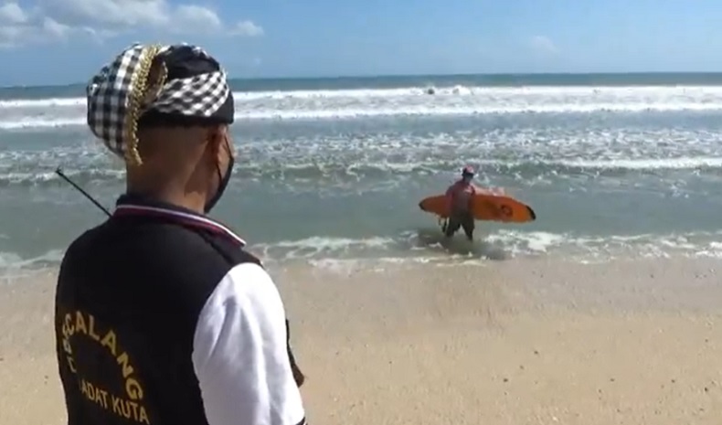 Pantai Kuta Ditutup, Bule Nekat Selancar Diusir Pecalang