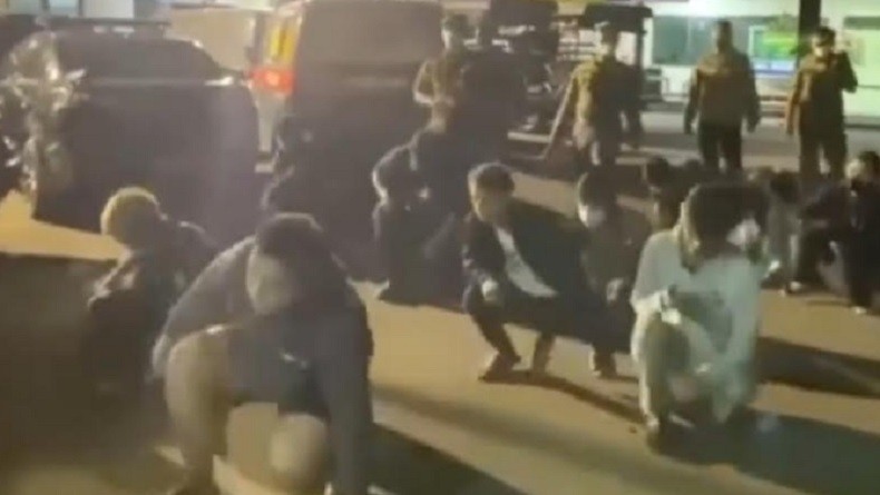 Nekat Berkumpul saat PPKM Darurat, Belasan Pemuda di Menteng Dihukum Jalan Jongkok