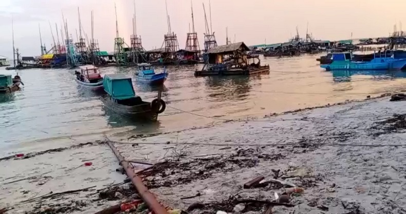 Personel Gabungan Sita 4 Kapal Ponton dari Perairan Teluk Kelabat Dalam