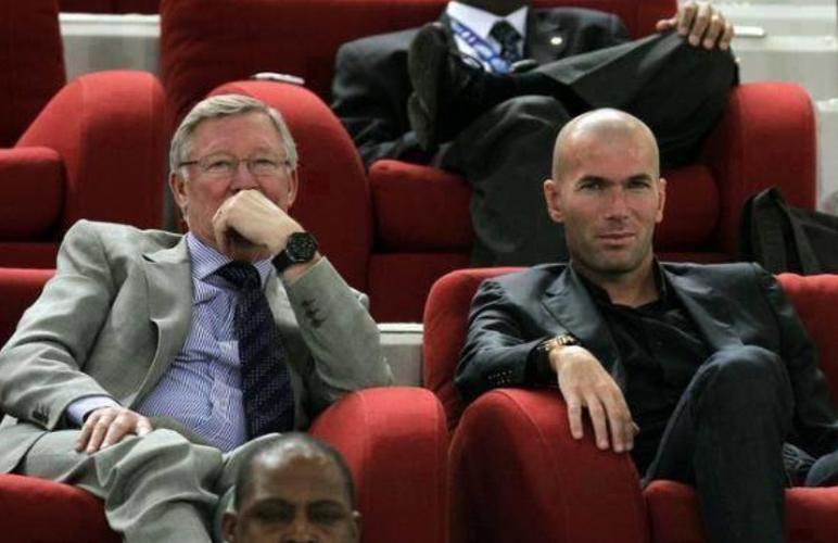 Jarang Orang Tahu, Sir Alex Ferguson Goda Zinedine Zidane ke MU Pakai Cara Ini