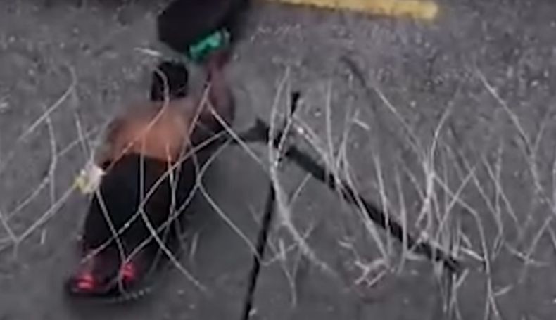 Viral Warga Malaysia Langgar Lockdown Covid, Kawat Berduri pun Diterobos