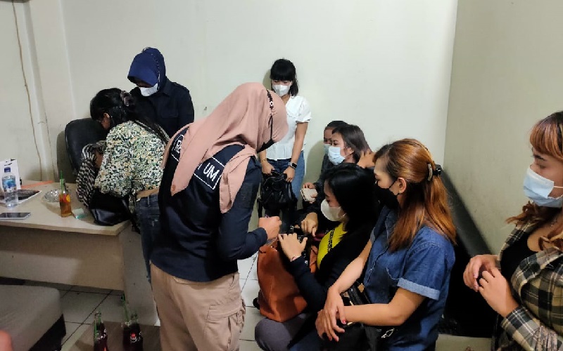 Panti Pijat Nakal di Bandung Digerebek, 10 Terapis dan 8 Pria Dibawa ke Kantor Polisi