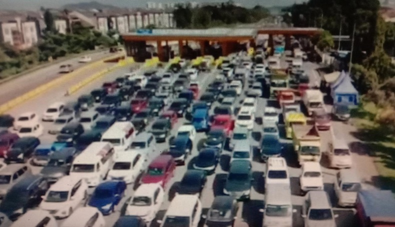 Ribuan Kendaraan Tersekat di Gerbang Tol Pasteur Bandung, Macet Berjam-jam