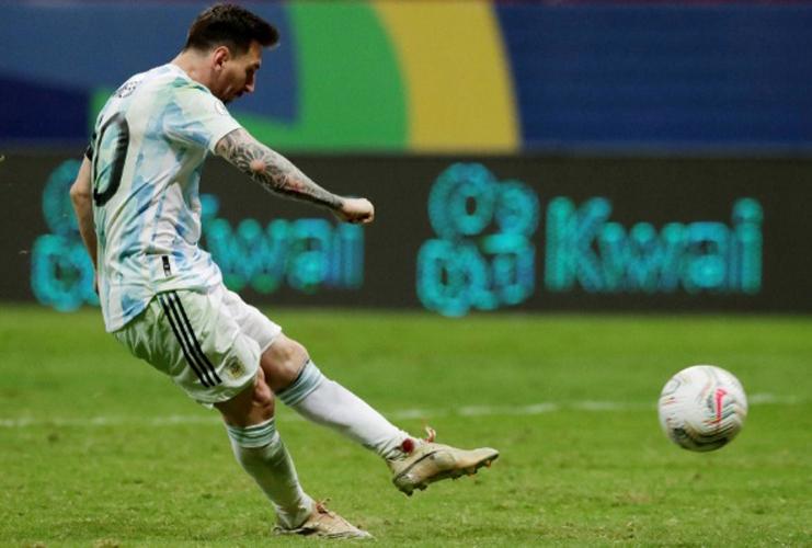 Salut, Lionel Messi Bawa Argentina ke Final dengan Satu Engkel Berdarah