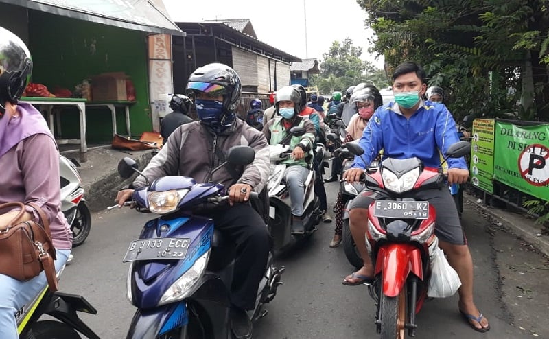Pengendara Hindari Penyekatan Sebabkan Jalan Tikus di Pasar Rebo Macet Total, Warga Lapor Satgas Covid-19