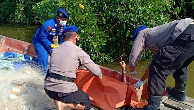 Mayat Tanpa Identitas Ditemukan Mengapung di Sungai Kali Lamong 