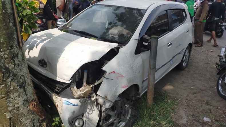 Ugal-Ugalan, Mobil Agya Putih Ringsek Hantam Pohon di Bogor