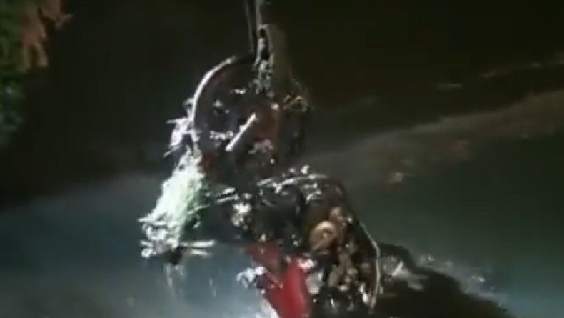 Dua Motor Dievakuasi dari Pintu Air Sawah Besar usai Bentrok Ojol dan Mata Elang 