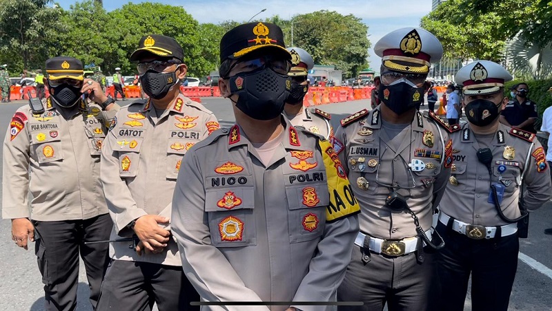 Tinjau Penyekatan di Waru, Kapolda Jatim Minta Masyarakat Patuhi PPKM Darurat