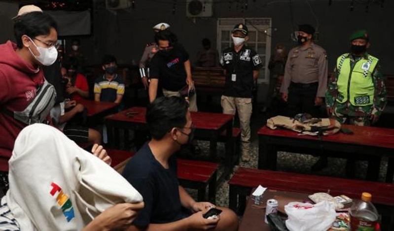 Tanpa Ampun, Petugas Bubarkan Pengunjung Kafe yang Nekat Buka di Masa PPKM Darurat