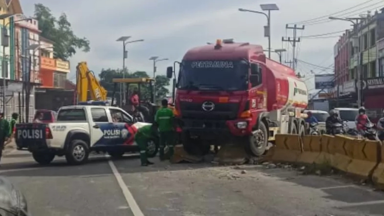 Diduga Selip, Truk BBM Pertamina di Bukittinggi Tabrak Pembatas Jalan