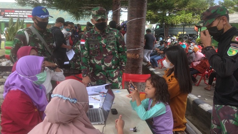 Warga Antusias, 800 Orang di Jayawijaya Datangi Kodim untuk Vaksin Massal