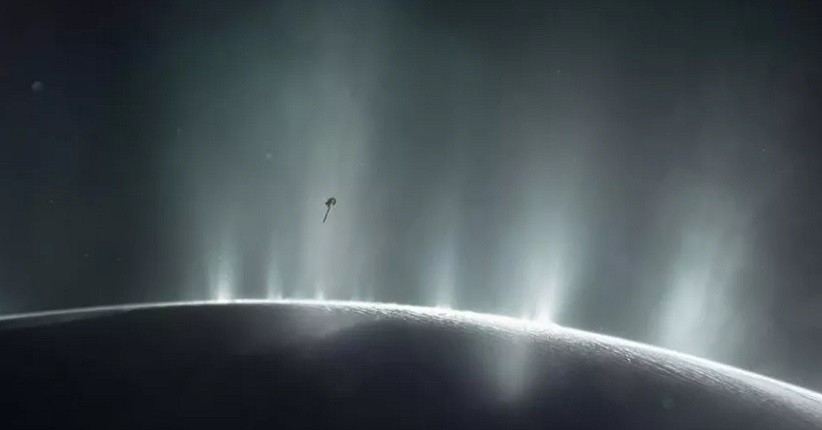  Metana dari Bulan Saturnus Enceladus Bisa Jadi Tanda Kehidupan