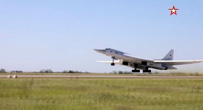 Pesawat Pengebom Nuklir Rusia Latihan Tembakkan Rudal Jelajah di Kutub Utara